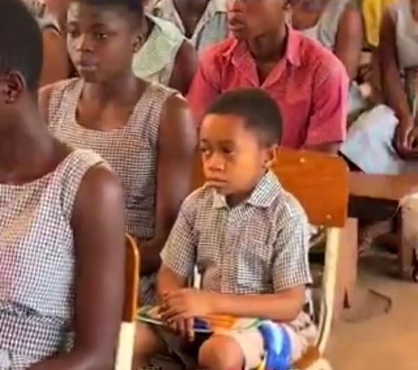 16-Year-Old Student Inspires with Confidence Amidst Height Challenges